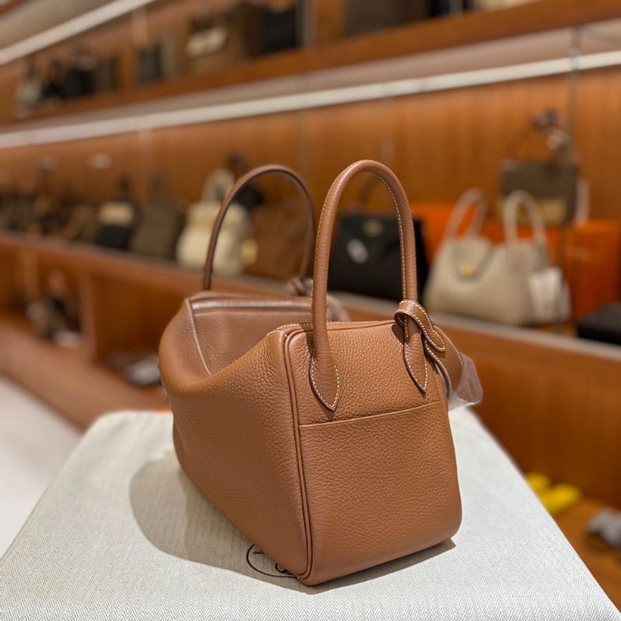 【現貨|快速出貨】Hermès 愛馬仕 Lindy 26 金棕色|銀釦|W刻2024年|Taurillon Clemence 小牛皮-5