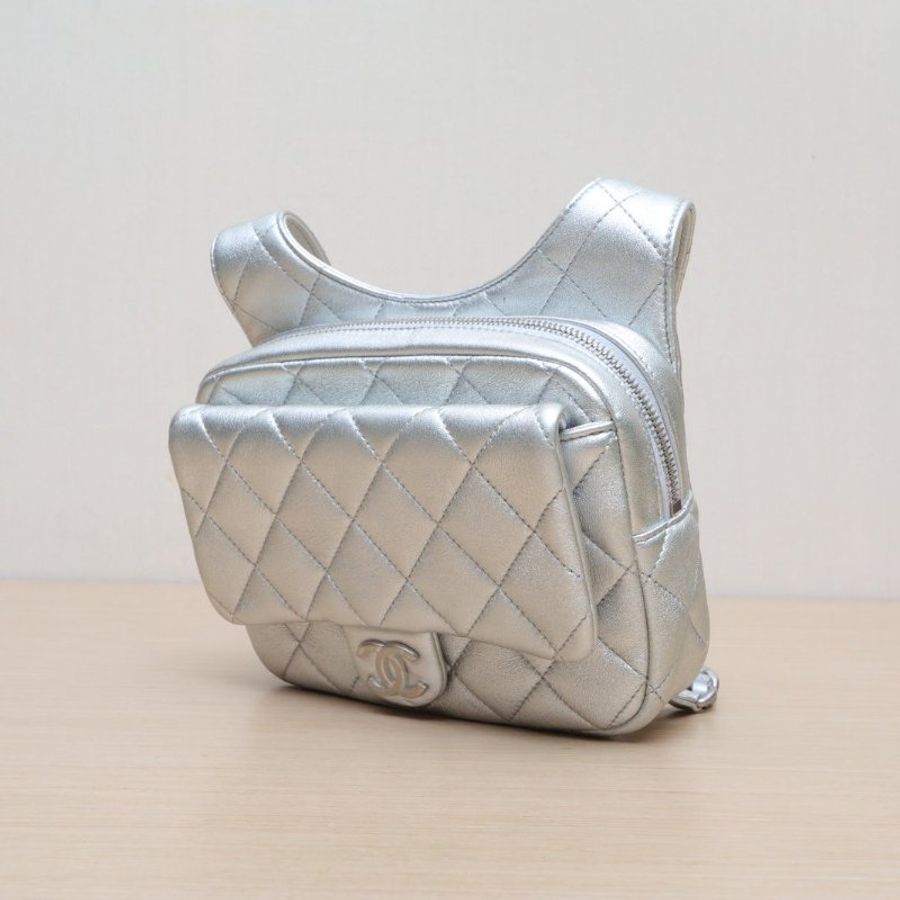 CHANEL 銀色牛皮晶片開銀扣24C太空銀雙肩包19肩背包-3
