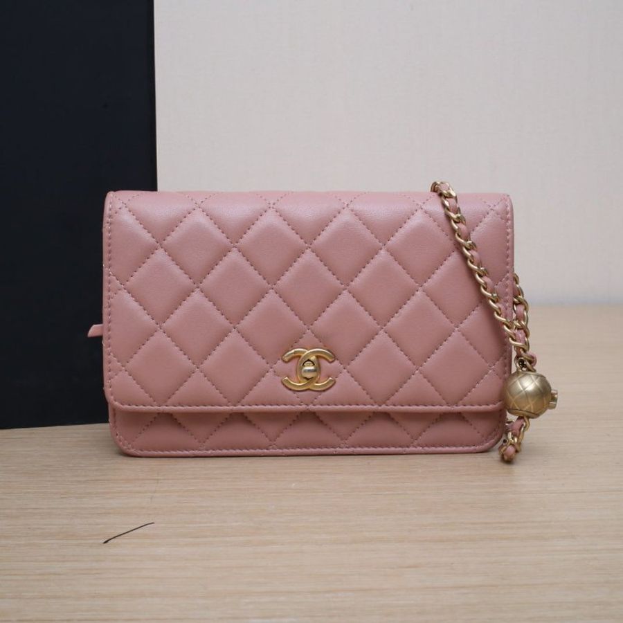 CHANEL CFWOC19粉色羊皮晶片開金扣金球調節扣肩帶肩背包-0