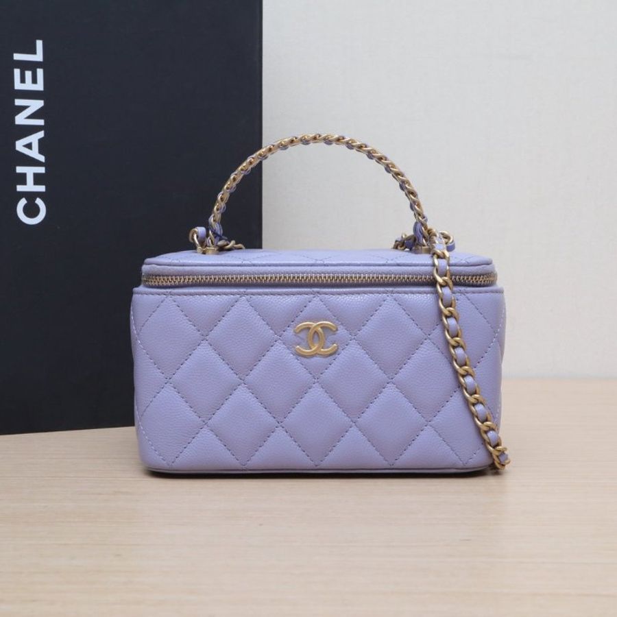 CHANEL 24A手提長盒子化妝包帶鏡子紫色荔枝牛皮鐳射標金扣菱格紋雙皮穿拼金屬字母手柄肩背包-0