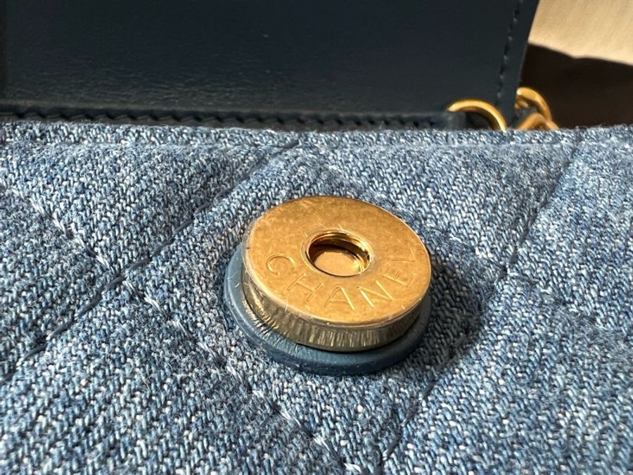 Chanel 丹寧金釦皮穿鏈斜背包(全新離櫃品,全網最低價)-7
