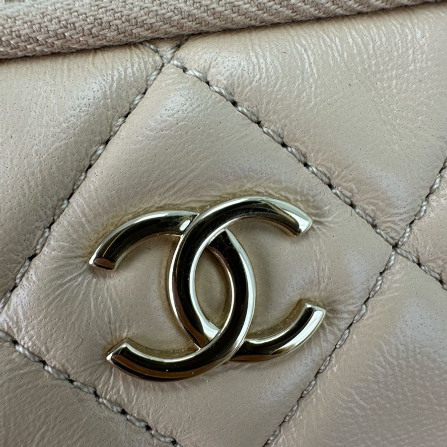 CHANEL 24k 奶茶米色羊皮保齡球相機包 晶片款 單肩斜肩包-6