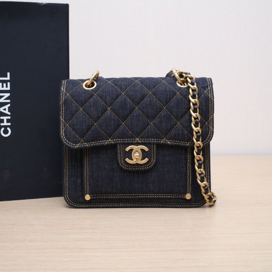 CHANEL 23S手柄郵差包22黑色牛仔晶片開金扣肩背包-0