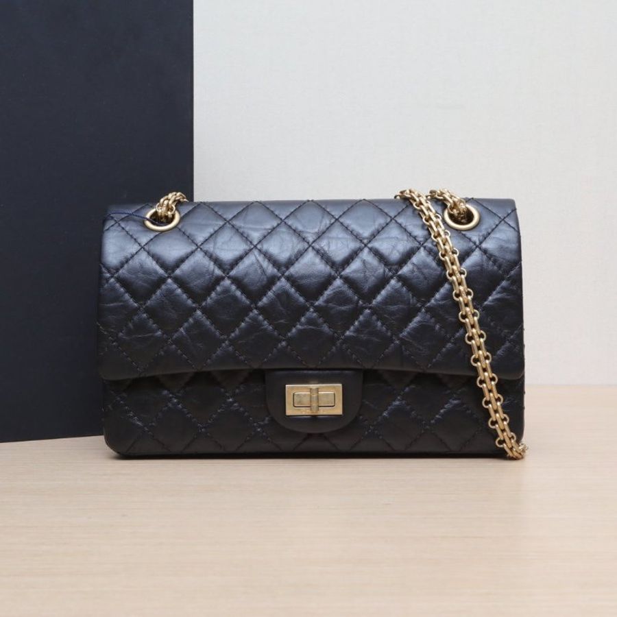 CHANEL 2.55口蓋包小號24黑色牛皮28開金扣肩背包-0