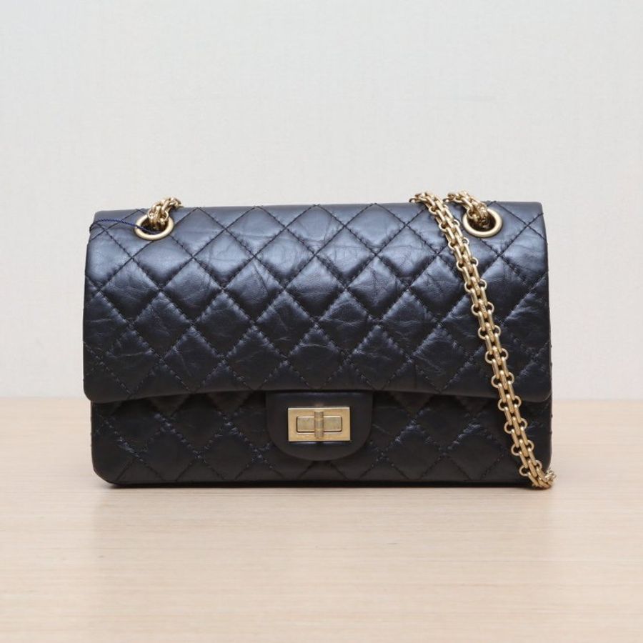 CHANEL 2.55口蓋包小號24黑色牛皮28開金扣肩背包-1