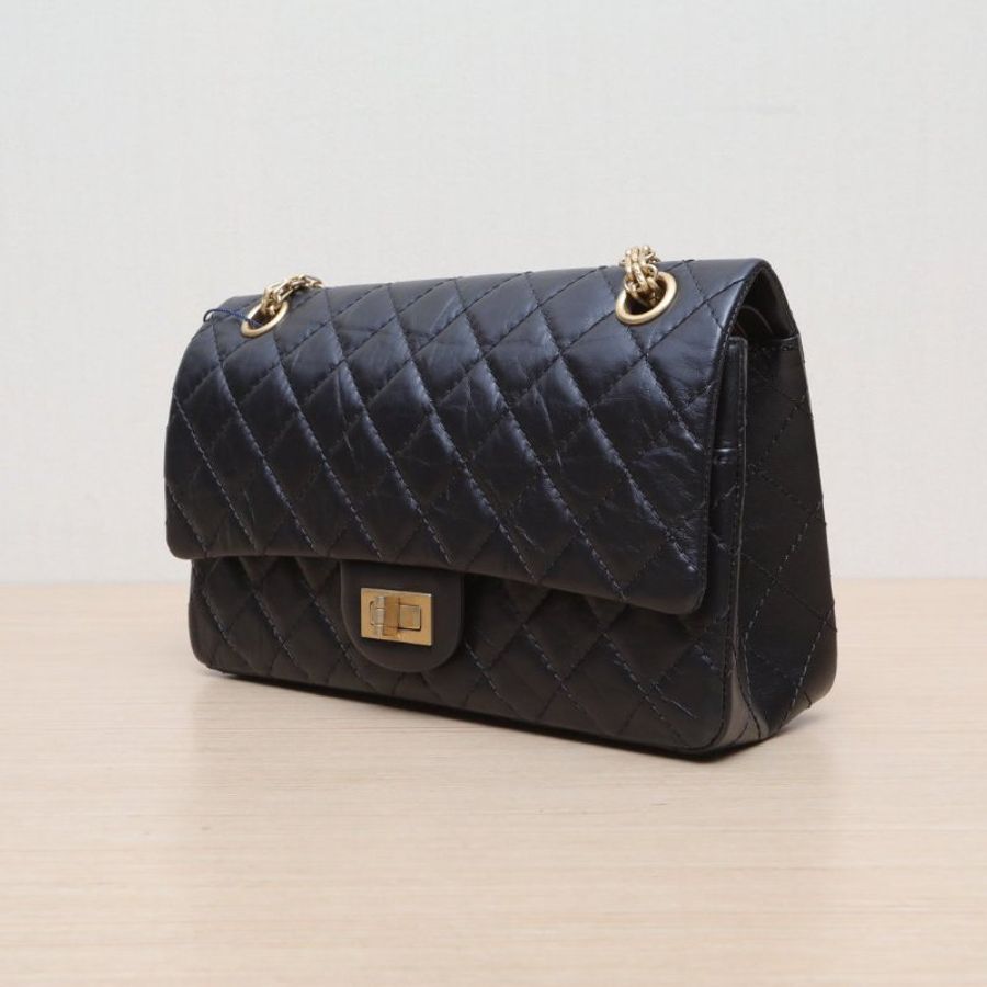 CHANEL 2.55口蓋包小號24黑色牛皮28開金扣肩背包-3
