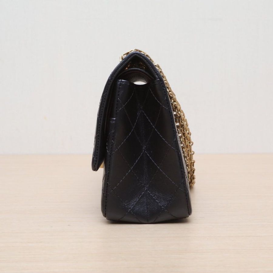 CHANEL 2.55口蓋包小號24黑色牛皮28開金扣肩背包-4