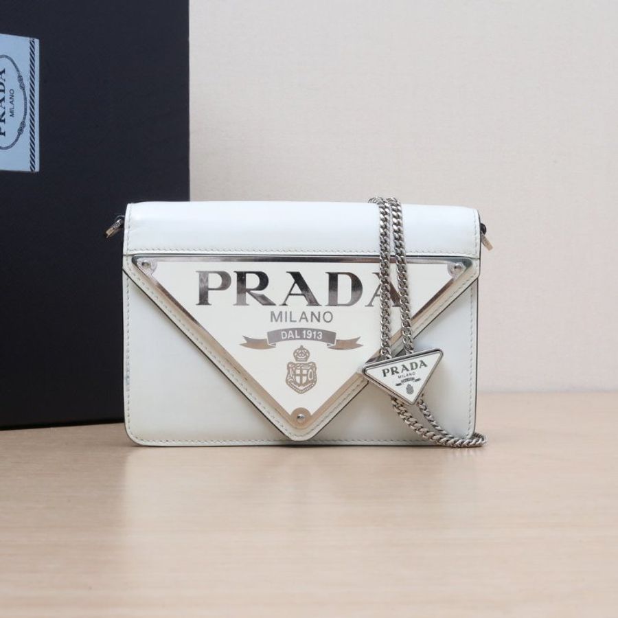 PRADA 白色牛皮銀扣三角牌鏈條包WOC17三角牌可調節扣肩背包-0