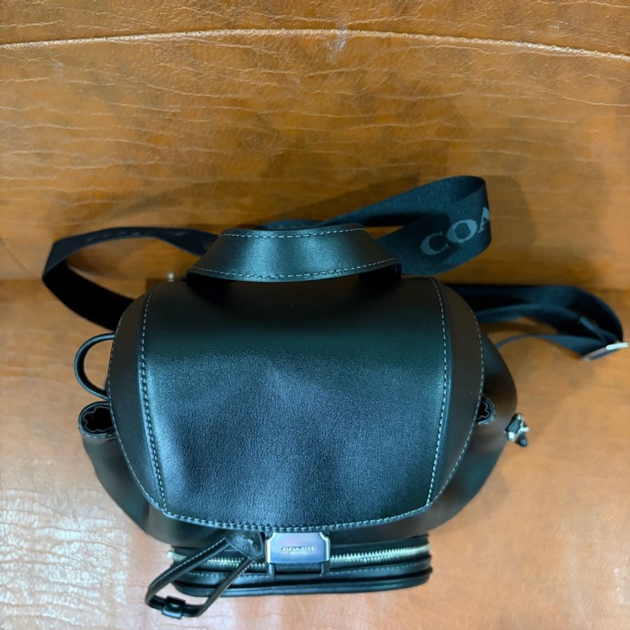 全新 COACH Pace系列黑色全皮翻蓋束口後背包-10