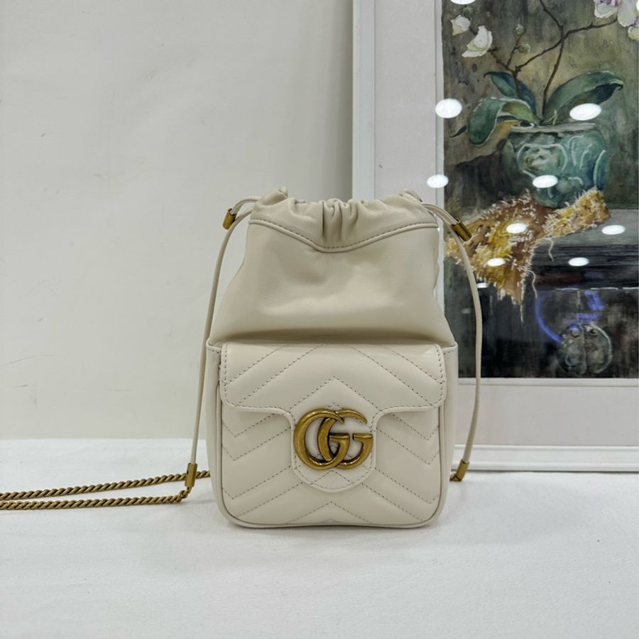 Gucci新款馬蒙雙G水桶包,白色絎縫V型皮革,金色雙G標誌,抽繩設計可調大小。尺寸14.5x20x7.5cm,配肩帶可斜挎 99新有購證-1