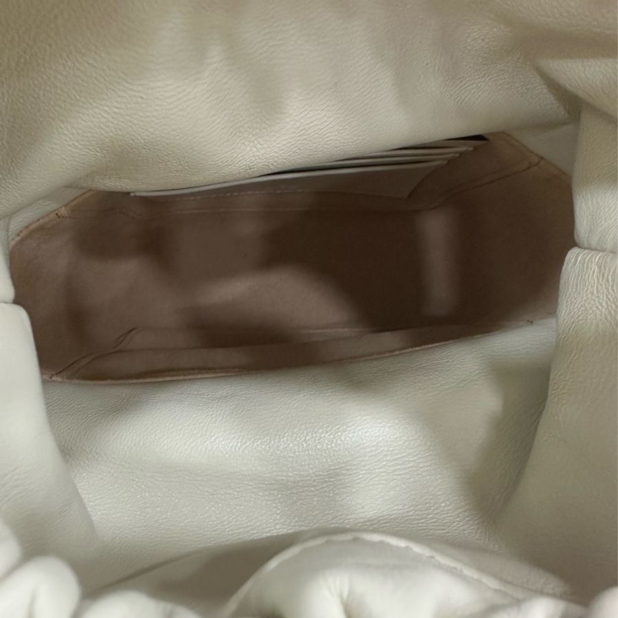Gucci新款馬蒙雙G水桶包,白色絎縫V型皮革,金色雙G標誌,抽繩設計可調大小。尺寸14.5x20x7.5cm,配肩帶可斜挎 99新有購證-8