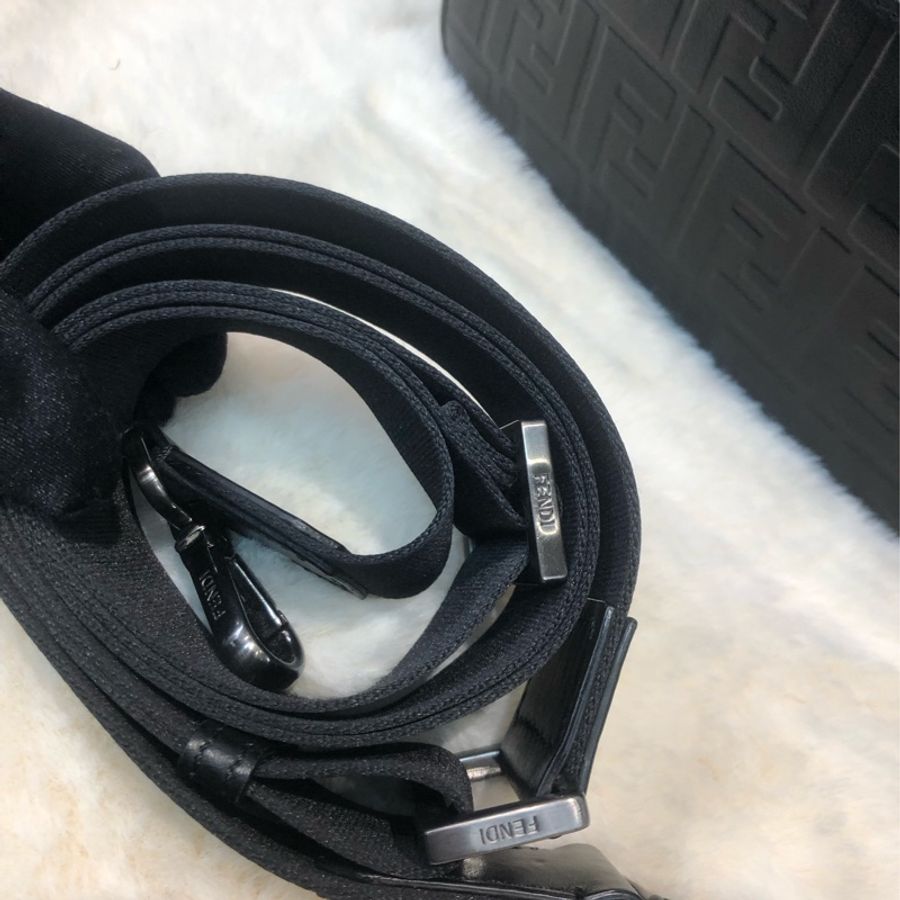 FENDI 黑色浮雕local相機包 O483NY-8