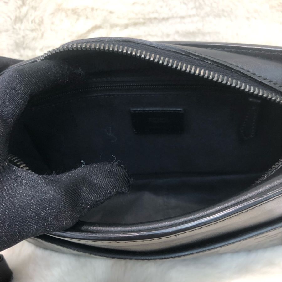 FENDI 黑色浮雕local相機包 O483NY-11