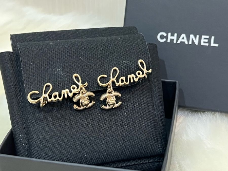 Chanel 香奈兒 草寫英文字母 夾式耳環(全新閒置品)-0