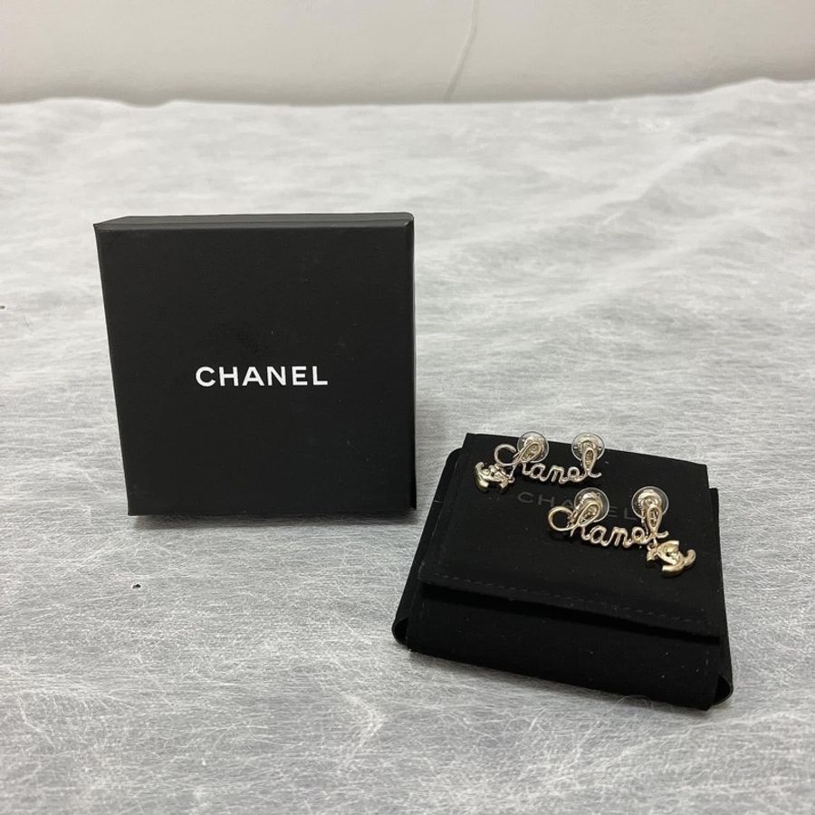 Chanel 香奈兒 草寫英文字母 夾式耳環(全新閒置品)-1