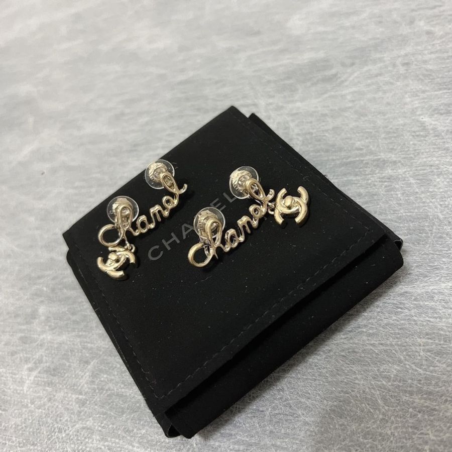 Chanel 香奈兒 草寫英文字母 夾式耳環(全新閒置品)-2