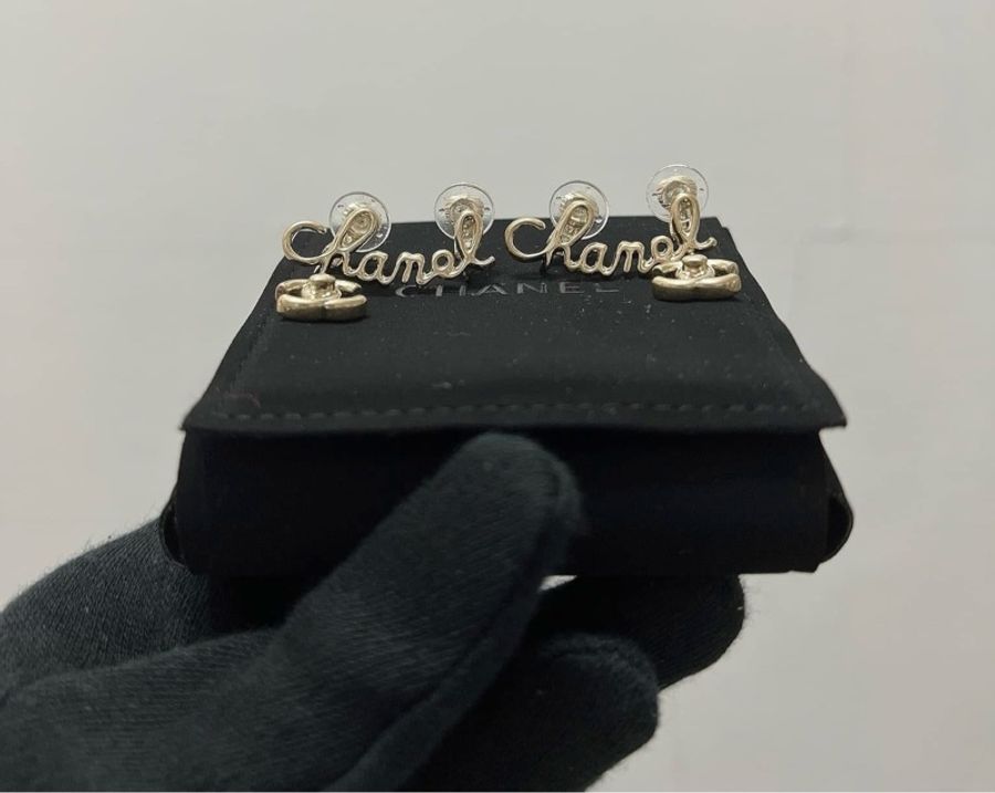 Chanel 香奈兒 草寫英文字母 夾式耳環(全新閒置品)-3