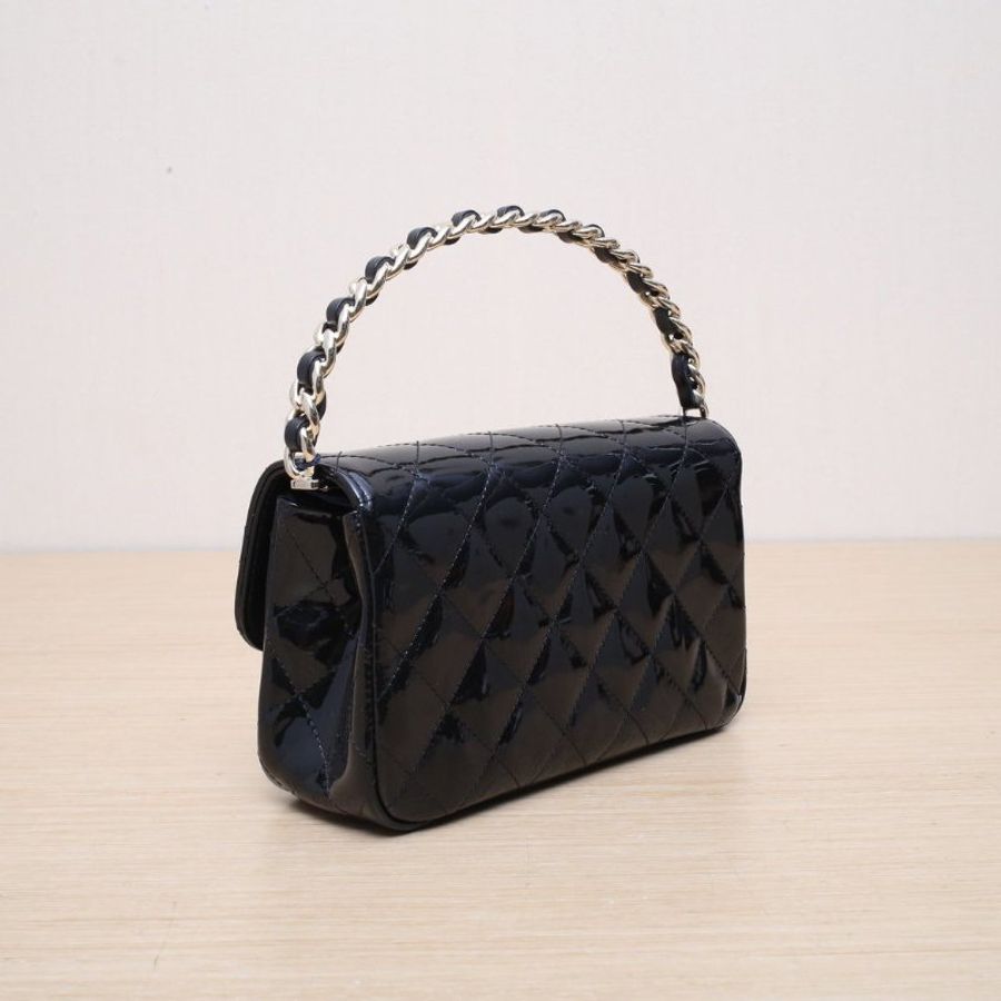 CHANEL 黑色漆皮鐳射標金扣手柄晚宴包肩背包-4