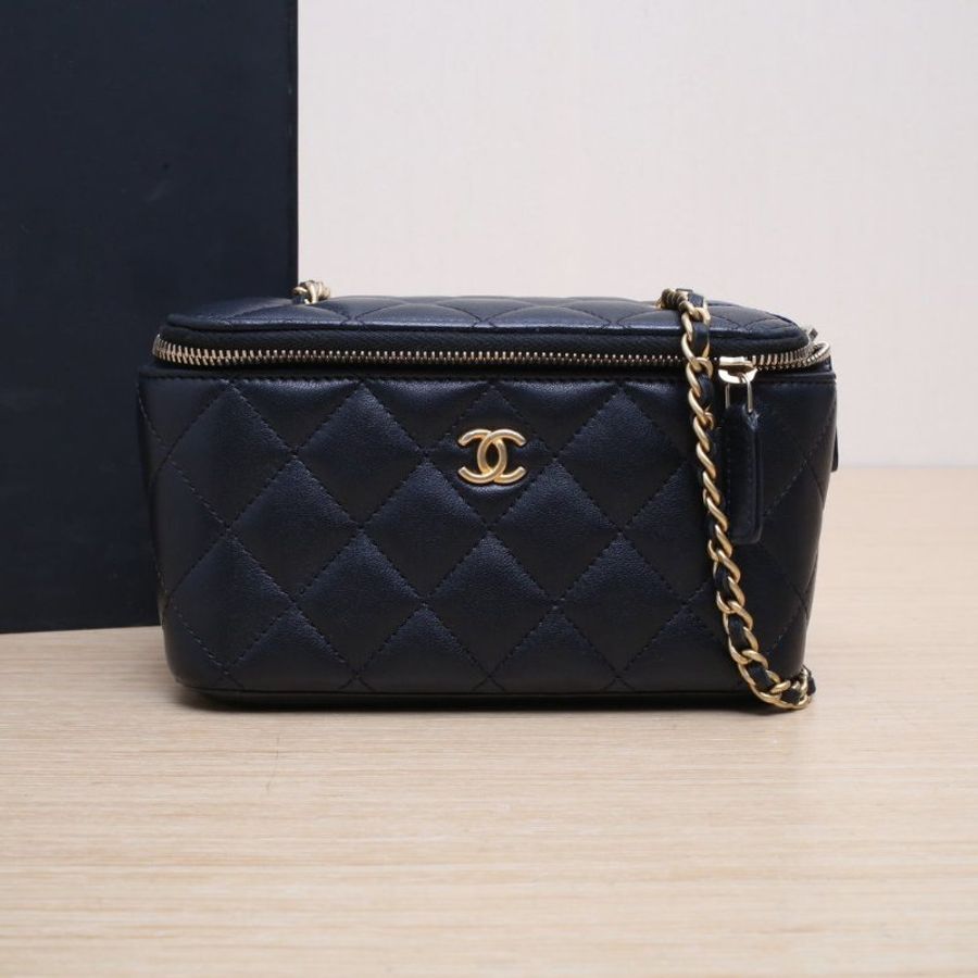 CHANEL 21B長盒子化妝包無鏡子17黑色羊皮31開金扣金球調節扣肩帶肩背包-0