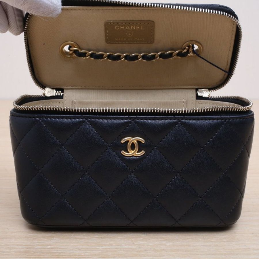 CHANEL 21B長盒子化妝包無鏡子17黑色羊皮31開金扣金球調節扣肩帶肩背包-3