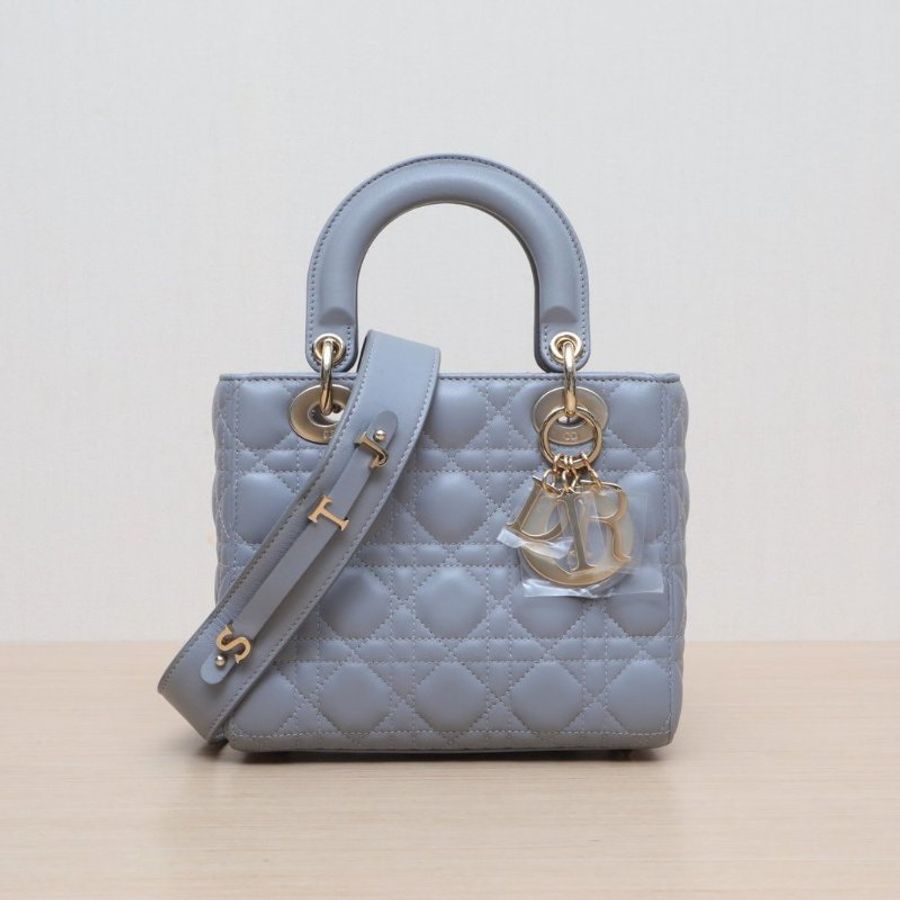 DIOR Lady戴妃包四格徽章肩帶灰色羊皮金扣2019肩背包-1