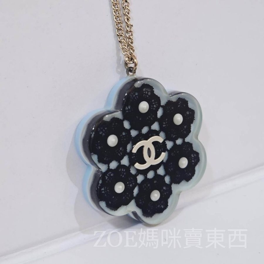 Chanel淺藍色底山茶花造型銀色雙C樹脂墜飾項鍊-1