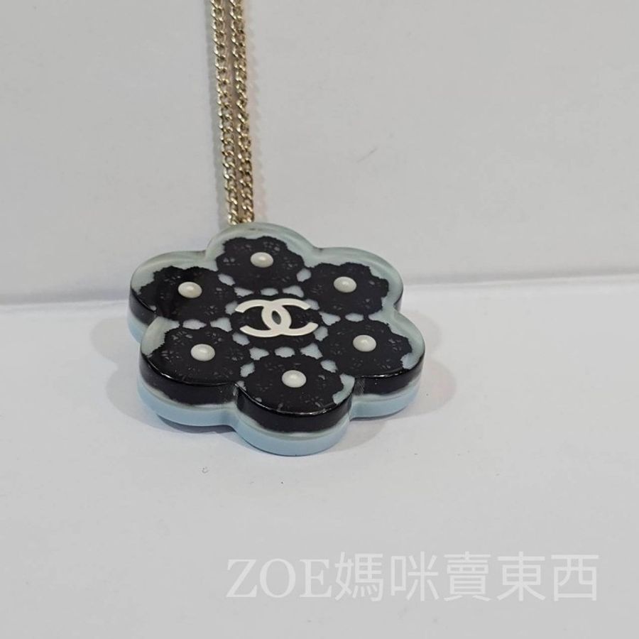 Chanel淺藍色底山茶花造型銀色雙C樹脂墜飾項鍊-3