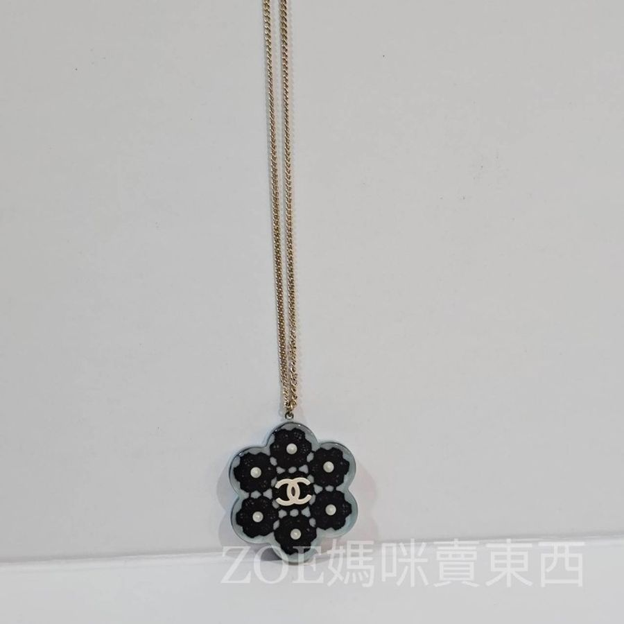 Chanel淺藍色底山茶花造型銀色雙C樹脂墜飾項鍊-4