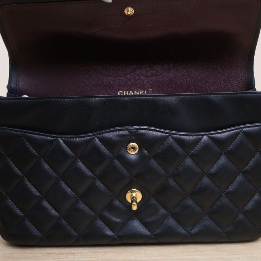 CHANEL CF口蓋包JUMBO30黑色羊皮19開金扣肩背包-3