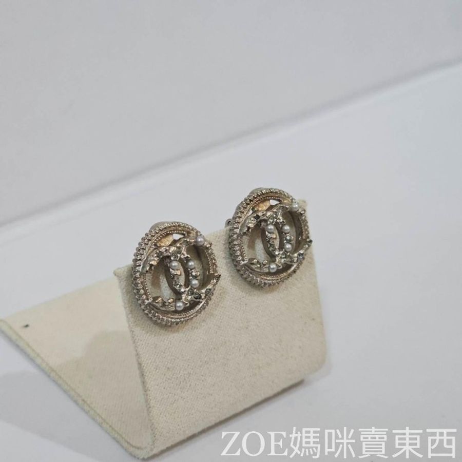 Chanel 銀色雙C造型鑲圓形珍珠點鑽耳夾式耳環-1