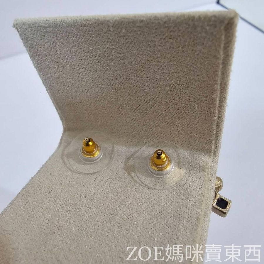 Chanel 淡金邊鑲白橢圓珍珠嵌雙C logo 白珍珠黑琺瑯點綴耳針式耳環-11