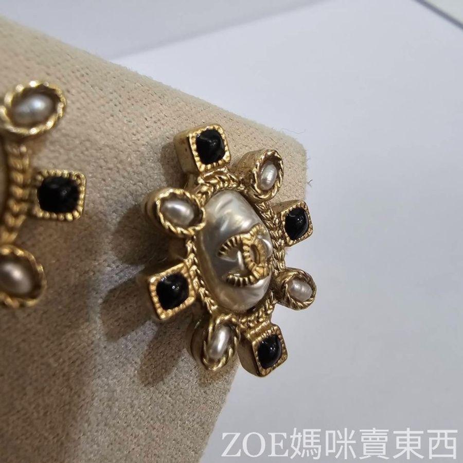 Chanel 淡金邊鑲白橢圓珍珠嵌雙C logo 白珍珠黑琺瑯點綴耳針式耳環-14