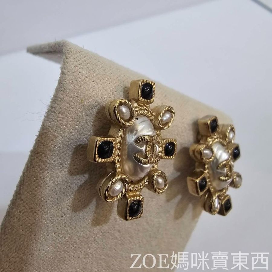 Chanel 淡金邊鑲白橢圓珍珠嵌雙C logo 白珍珠黑琺瑯點綴耳針式耳環-18