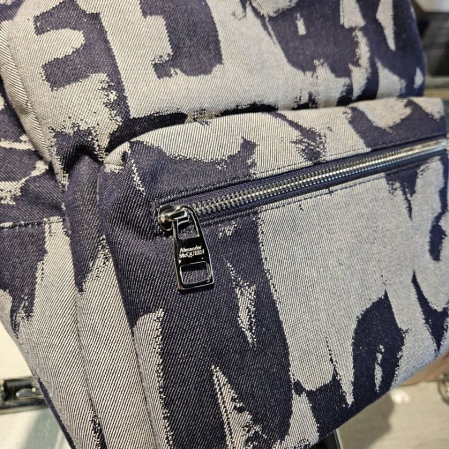 🎊佳節特賣🎁Alexander McQueen 麥昆 丹寧塗鴉大型後背包-4