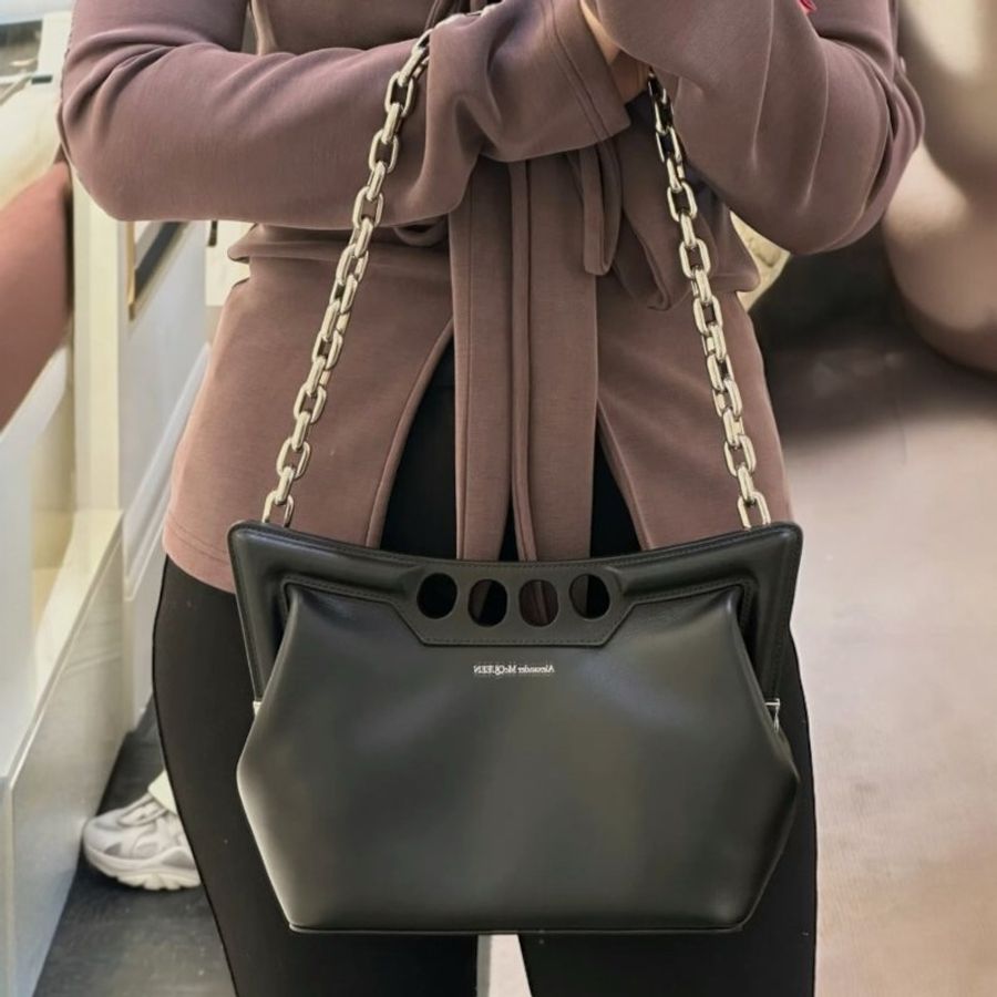 🎊佳節特賣🎁Alexander Mcqueen 小款 The Peak 小牛皮包 黑色-1