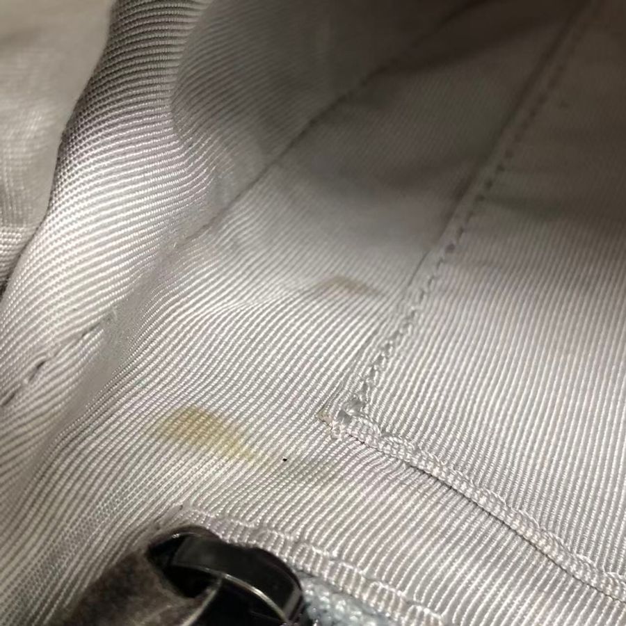 CHANEL香奈兒 薩爾茨堡 珠光灰色銀扣 V紋金屬質感牛皮背包雙肩包,內里有小許髒,鐳射 22 開-22
