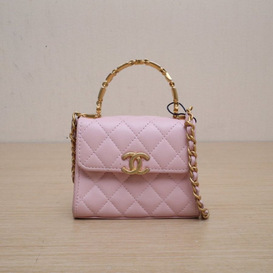 CHANEL 手柄Kelly包11粉色羊皮鐳射標金扣幾何琺瑯金屬手柄肩背包-1