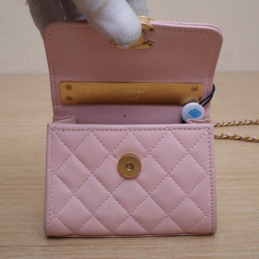 CHANEL 手柄Kelly包11粉色羊皮鐳射標金扣幾何琺瑯金屬手柄肩背包-2