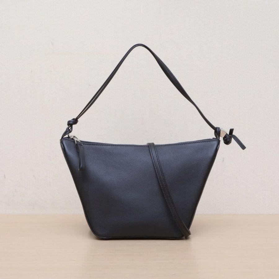LOEWE HammockHobo浮雕字謎迷你黑色牛皮銀扣肩背包-1