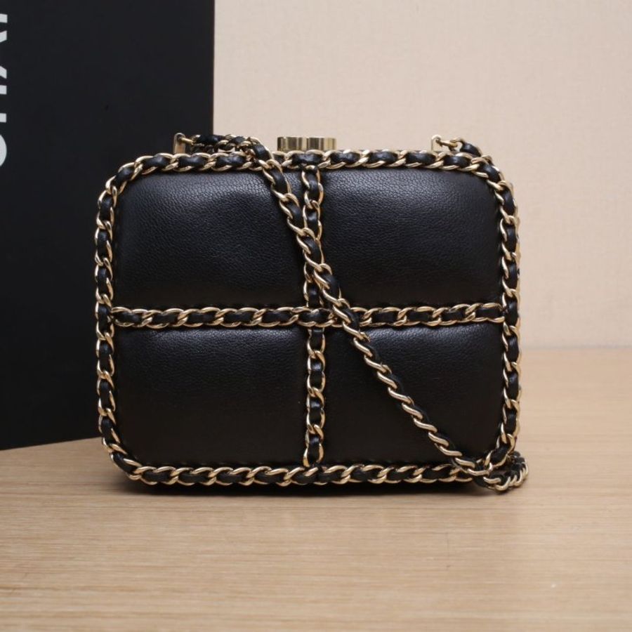 CHANEL 黑色羊皮15開淺金扣多鏈條化妝盒肩背包-0