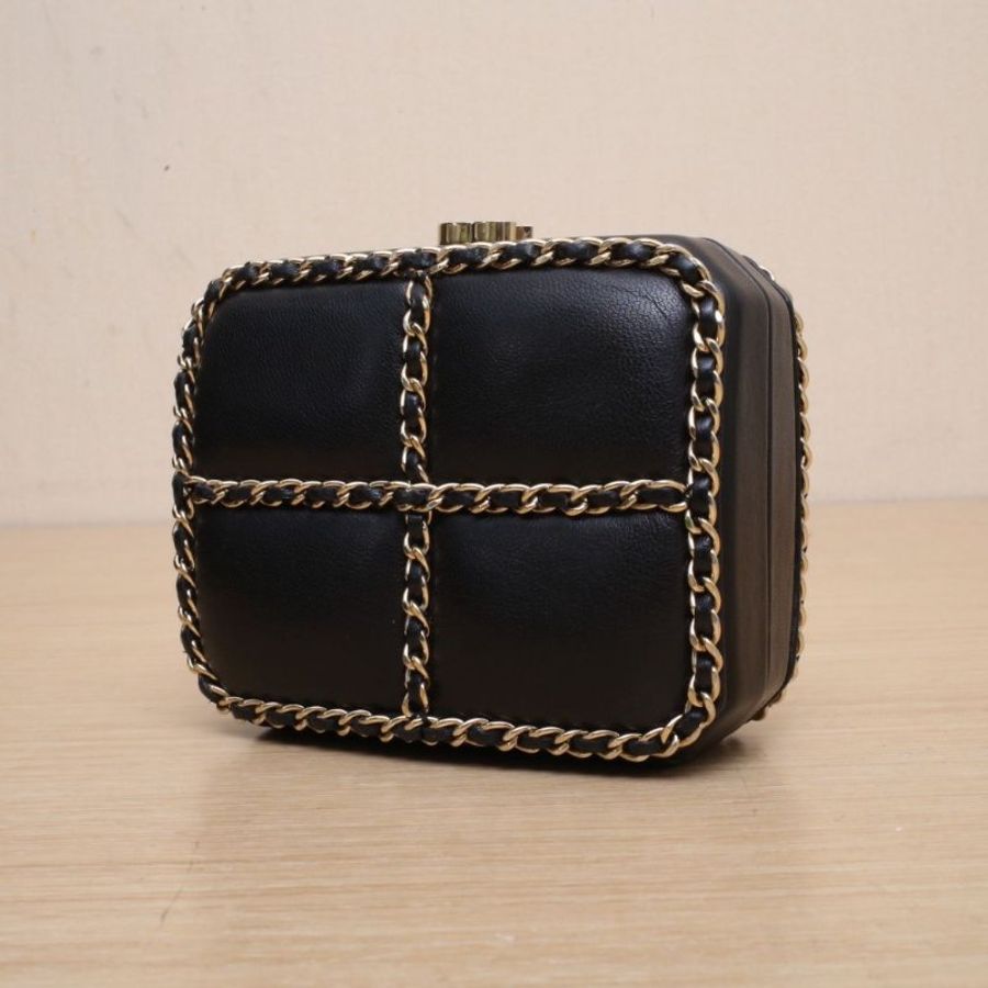 CHANEL 黑色羊皮15開淺金扣多鏈條化妝盒肩背包-2
