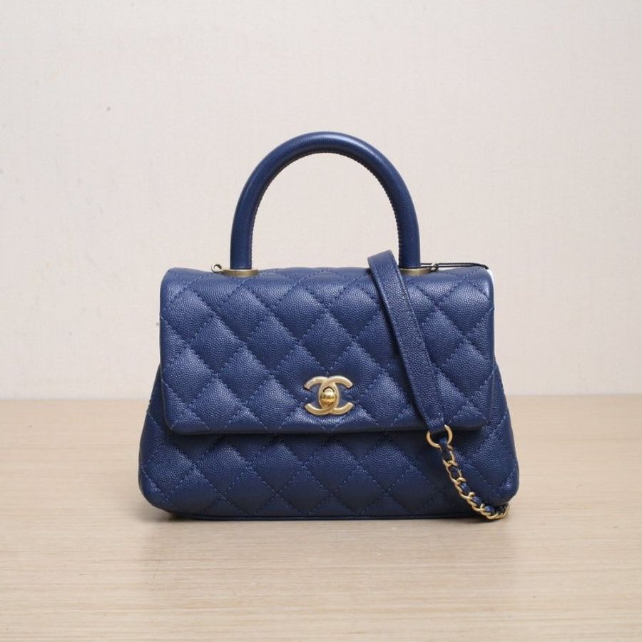 CHANEL CocoHandle小號24藍色荔枝牛皮25開金扣肩背包-1