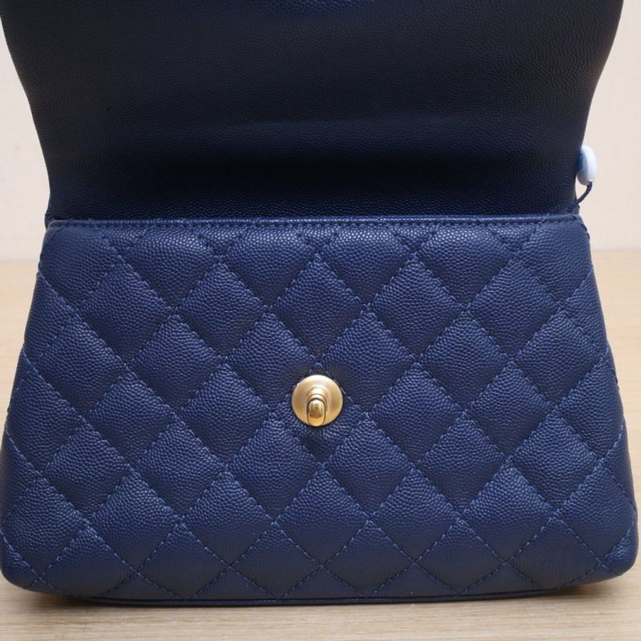 CHANEL CocoHandle小號24藍色荔枝牛皮25開金扣肩背包-3