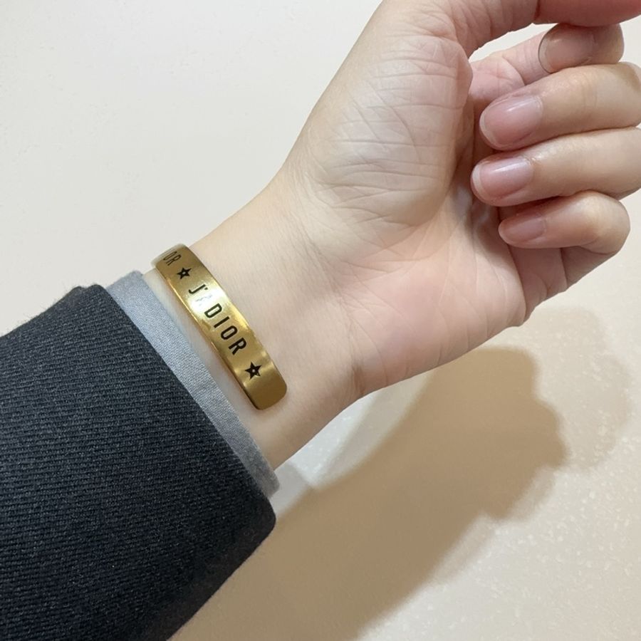 DIOR金色JADIOR字樣細版手環-1