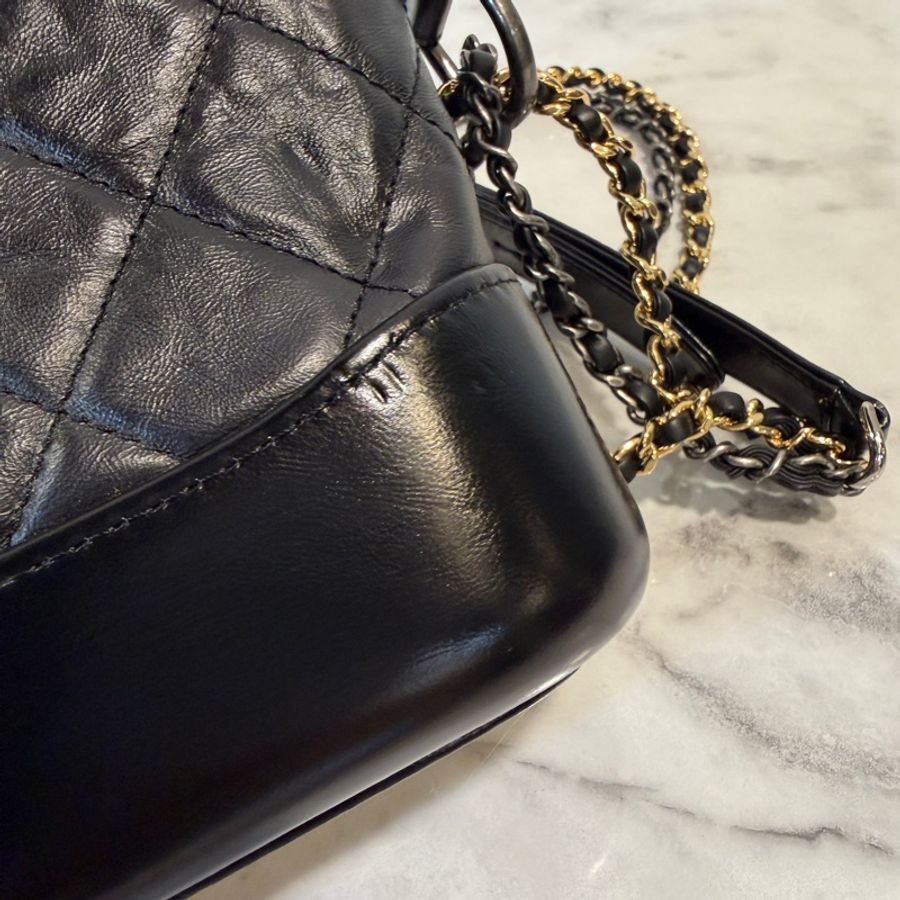 Chanel 黑牛皮霧金釦四色鏈小號流浪包-10