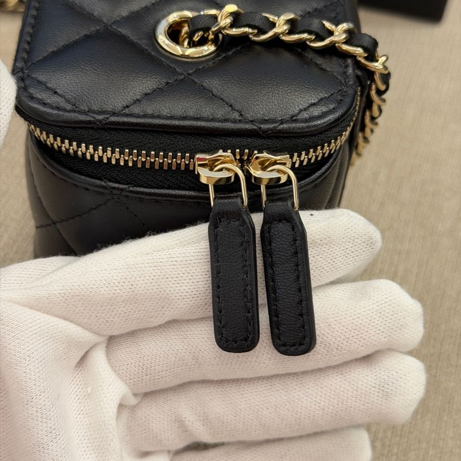 Chanel 黑金羊皮化妝盒子斜背包-7