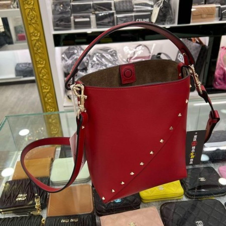 ㊣東區正精品㊣VALENTINO GARAVANI 全新紅色小牛皮鉚釘水桶包斜背包 RZ6047-2