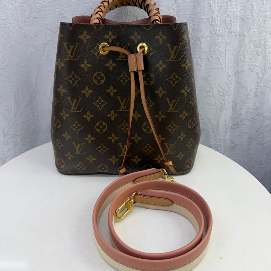 Louis Vuitton NéoNoé MM Monogram 帆布水桶包。-0