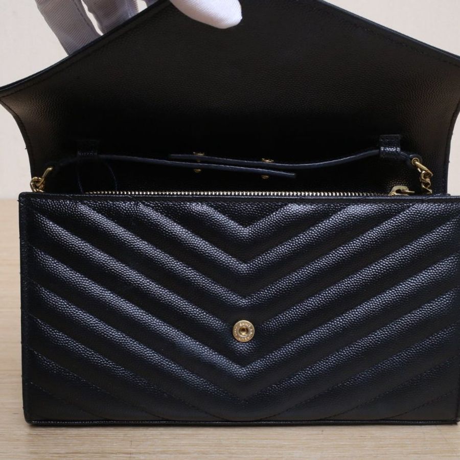 SAINT LAURENT CASSANDRA信封鏈條包22MATELASSV紋黑色荔枝牛皮金扣肩背包-2