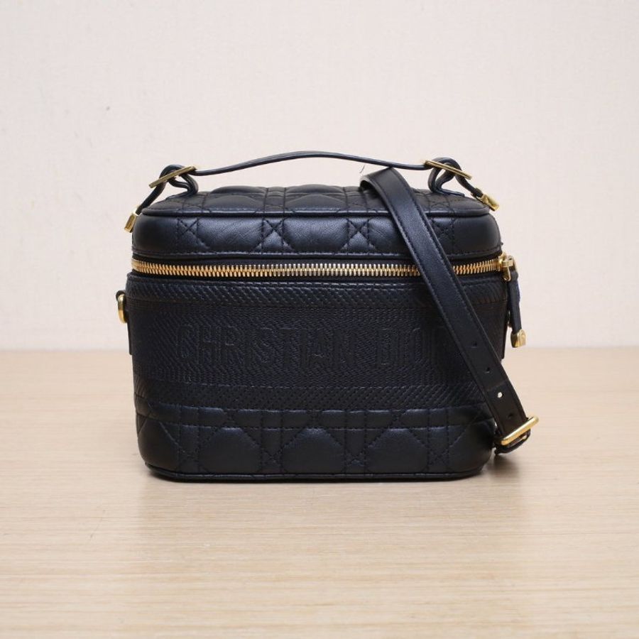 DIOR DiortravelVanity化妝包小號18.5黑色羊皮金扣2021藤格紋肩背包-1